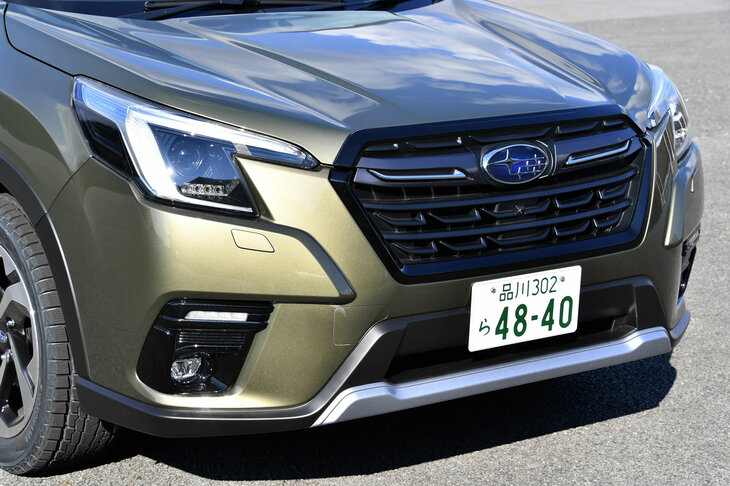 C字型の発光部がモダンなヘッドランプ。内側の“くの字”の切れ込みが、2020年8月以降のマイナーチェンジモデルの特徴だ。（写真：田村 弥）