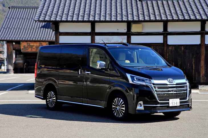 4列・8人乗り仕様の「G」と3列・6人乗り仕様の「プレミアム」がラインナップされる「トヨタ・グランエース」。今回のテスト車は後者。