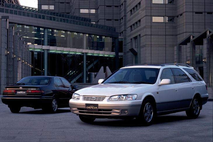「トヨタ・カムリグラシア」
	「トヨタ・カムリ」が6代目となってカムリグラシアという名前に。マイナーチェンジでセダンはただのカムリとなり、ワゴンだけがカムリグラシアを名乗り続けた。