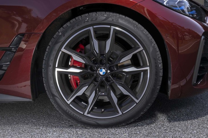 10スポークの19インチホイールには、ピレリの「Pゼロ」タイヤが組み合わされていた。赤く塗られた「Mスポーツブレーキ」は4万8000円のオプション。