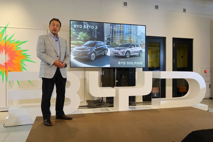 日本での事業展開について説明する、BYDオートジャパンの東福寺厚樹 代表取締役社長。今後は新型車を毎年1車種以上、継続的にリリースするという。