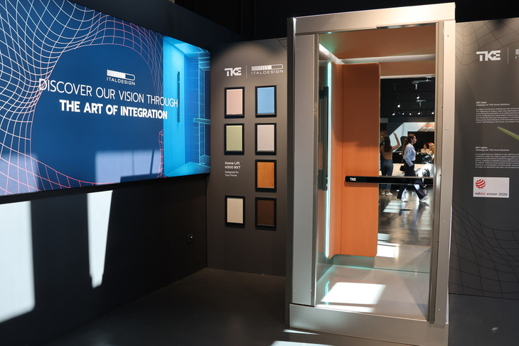 イタルデザインの展示ホールで。同社が手がけたTKエレベーター社製家庭用モデル「H300NXT」。「レッドドット・デザインアワード2026」のウィナーである。