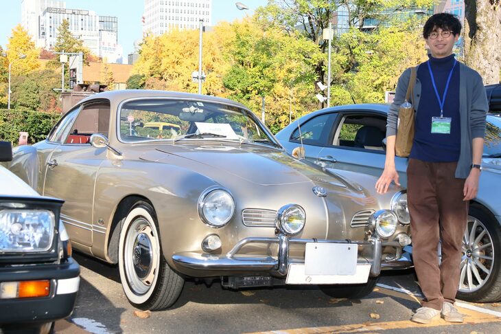 「フォルクスワーゲン・カルマンギア」に乗るTomさんは、1960年代と1980年代のクルマが大好きだそう。以前は、初代「サーブ900ターボ」に乗っており、十分に満喫。次のクルマは1960年代のキャブレターのクルマと決めていたそうだ。同時期の英国車とフォルクスワーゲン車を検討していたが、そこで運命的に巡り合えたのがこのカルマンギアだった。個性的な色と空冷の水平対向エンジンがお気に入りのポイントとのこと。