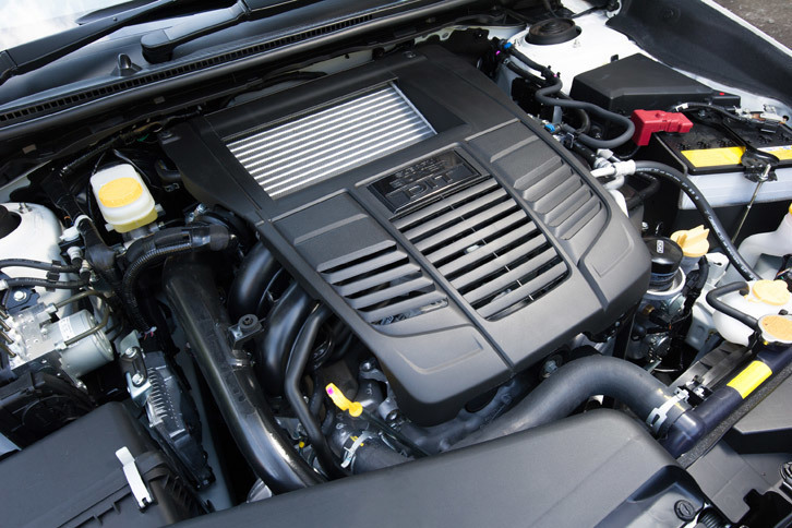 最高出力300ps、最大トルク400Nmを発生する2リッター水平対向ターボエンジン。今回の改良では、パワープラントやトランスミッション、4WD機構に関する変更は行われていない。