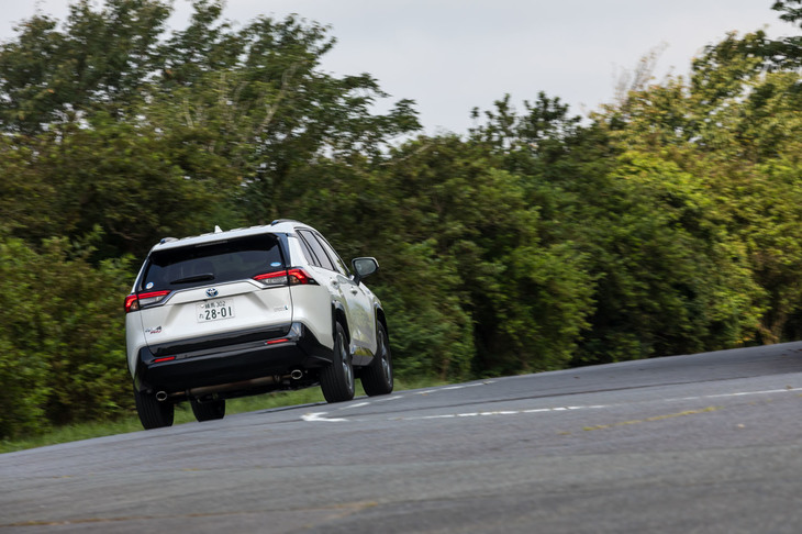 「RAV4 PHV」の販売目標は年間3600台だったが、いざ発売されると注文が殺到。たちまちのうちに2020年度内の生産分は完売となってしまった。販売再開がいつになるか、発表が待たれる。