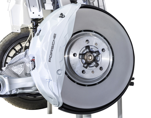 独特の表情を見せる「PSCB」のブレーキディスク。日本のブレーキメーカーである曙ブレーキ工業の製品だ。