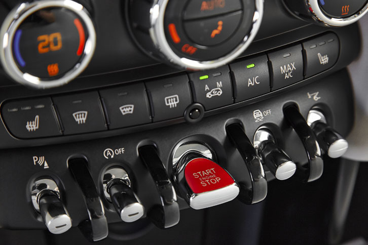 センターパネルにずらりと並ぶトグルスイッチ。中央の赤いスイッチはエンジン・スタート／ストップ用。（写真＝BMW）