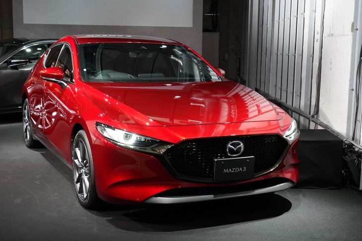 従来の「アクセラ」ではなく、国内でもグローバルなモデル名で扱われることになった新型「マツダ3」。2019年5月に発売されるや、特にその美しいデザインでクルマ好きの注目を集めた。