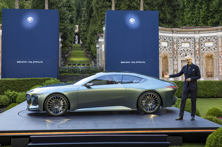 「ビジョンBMWアルピナ」は、世界初公開に際して「アルピナブランドのヘリテージを受け継ぎながら、最先端の創造性でデザインしたモデル」と紹介された。写真の檀上でプレゼンテーションにあたるのは、BMWグループのデザインを統括するエイドリアン・ファン・ホーイドンク氏である。