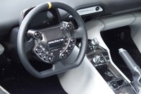 スパルタンなデザインを採用した「ダラーラ・ストラダーレ」のコックピット。6段MT、またはシフトパドルを備える6段ロボタイズドATを選択できる。写真は後者。