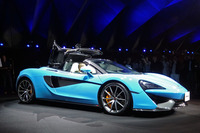 ルーフの開閉に要する時間は両方向とも15秒。