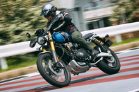 充実した装備も「スクランブラー1200」の特徴。キーレススタート機構やUSB電源ソケットに加え、「XE」ではグリップヒーターも標準装備される。