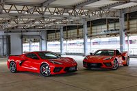 富士スピードウェイで世界初公開された右ハンドルの「シボレー・コルベット」（左）と「コルベット コンバーチブル」（右）。