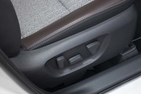 運転席の座面側方に並ぶ、シートの調節スイッチ。写真右側（車体前方）から順に、前後スライド、座面の上下動、背もたれのリクライニングとなっている。