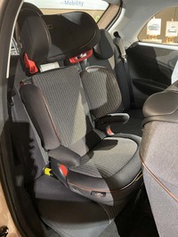 第679回で紹介した新型「500トレピューノ」のドア開口部を見る。確かに子どもの乗降に＋1ドアは便利だろう。純正チャイルドシートのファブリックも内装と同じなのがおしゃれだ。