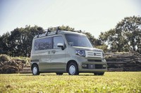 「N-VAN」には、車内の使い勝手を高める装備のほかに、ボンネット先端の車名ロゴエンブレムや、白でコーディネートされたグリルとホイールキャップなど、エクステリアのドレスアップオプションも多数用意されている。