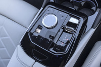 センターコンソールはピアノブラックのスイッチパネルにクリスタルのダイヤル＆シフトセレクターをレイアウトしている。