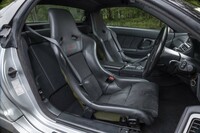 ホールド性の高いレカロ製バケットシートは標準装備。シートフレームにもアルミを使っている。