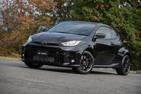 すでに販売終了している「RZ“ファーストエディション”」だが、カタログモデルの「RZ」との違いは「Morizo」サインの有無やディテールのカラーリングのみ。サスペンションはワインディングロードやサーキットでハンドリングパフォーマンスを引き出すセッティング。