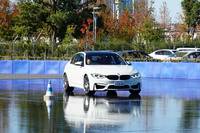 ブレーキ操作によって、180度回転したところでうまく止められたら成功。写真は（他の参加者が）うまくいったところ。