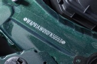 かつては「WBA」から始まるBMWのシャシーナンバーに「WAP」から始まるアルピナのナンバーが上書きされていたが、この個体は最初からアルピナのナンバーが打たれている。