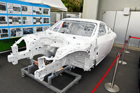 あまりお目にかかる機会のない、レース専用車「Z NISMO GT4」の量産ホワイトボディー。茅ケ崎にあるNMCのカスタマイズ事業部（旧オーテック）の工場で製作され、その後にモータースポーツ事業部（旧NISMO）に運ばれ、レース用部品が組み付けられる。