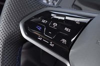 ステアリングのタッチスイッチには小さな「R」ボタンがレイアウトされている。オンロード用ドライブモードはこれでも設定可能。