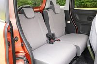 後席の左右独立スライド＆リクライニング機構や、助手席背もたれの可倒機構など、「ワゴンRスマイル」のシートアレンジは「ワゴンR」や「スペーシア」と基本的に共通である。