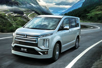 オフロードのイメージが強い「デリカD：5」だが、従来モデルでは「ローデスト」、マイナーチェンジモデルでは「アーバンギア」（写真）と、オンロードに特化したエアロパーツ装着車もラインナップされている。