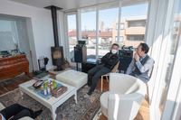 ガラス張りの明るい部屋でクルマ談義に花が咲くこと間違いなし。気候がよければ外（屋上）に出ても楽しめそう。