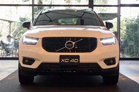 2018年3月に行われた日本導入発表会において、会場に展示された「XC40」。写真ではコンパクトに見える同車だが、その全幅は1875mmもある。