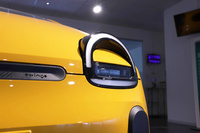 こちらも初代のデザインを継いだヘッドランプユニット。「街なかで人目を引く、いたずらっぽい表情」とルノーは説明する。