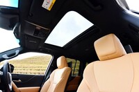 チルト＆スライド式の「ムーンルーフ」は全車標準装備。