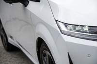 車体から張り出したフロントフェンダー。「ノート オーラ」の全幅は「ノート」より40ｍｍ大きい1735mmで、前後のトレッドも1490mmから1510mmに拡幅している。