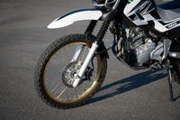 フロントサスペンションには225mmのゆとりあるストロークを確保。285mmの最低地上高とも相まって、十分な悪路走破性能を実現している。