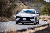 ワインディングロードで小径の楕円（だえん）形ステアリングホイールを切ったとき、間髪入れずにノーズがインを向くその走りにロータスらしさを感じた。アクティブアンチロールコントロールやブレーキによるトルクベクタリング、アクティブ後輪ステアリングなど、シャシーには最先端電子制御技術が盛り込まれている。