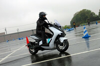 「E01」の試乗会は、千葉県野田市の公園駐車場に設けられた、特設コースで行われた。