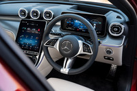 メーターやセンターディスプレイに専用の表示が追加されたことを除けば、インテリアの仕様は「Cクラス セダン／ステーションワゴン」と基本的に同じだ。