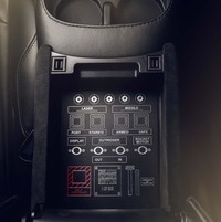 センターコンソールには、劇中車の秘密兵器をイメージした「ガジェットプレート」も装着されている。