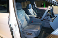 ベントレーが「ベンテイガ ハイブリッド」を日本初公開　約50kmを電気だけで走れるPHEVの画像