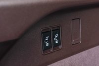 サードシートは電動格納式で、スイッチ操作での収納が可能。片側の収納にかかる時間は、約15秒だった。