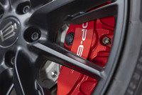 ブレーキはフロントが20インチローター＋対向6ピストンのアルミキャリパー、リアが18インチローター＋鉄キャリパーの組み合わせ。フロントキャリパーには「OP-6」のロゴがあしらわれる。