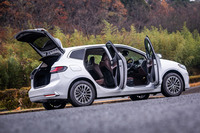 5ドアハッチバックデザインのボディーサイズは全長×全幅×全高＝4385×1825×1580mm、ホイールベースは2670mm。先代モデルよりも35mm長く、25mm幅広くなり、車高も30mm引き上げられた。