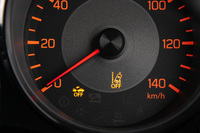 安全装備の大幅な強化も新型「ジムニー」のトピック。ESPの標準装備化に加え、自動緊急ブレーキや車線逸脱警報、誤発進抑制制御機能、ハイビームアシストなどが用意される。