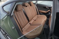 後ろ下がりのルーフラインが特徴的なボディーだが、後席には大人がきちんと座れるだけのスペースが用意されている。