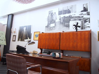 上部の写真には、フェルッチョの執務室が写っている。壁には、廊下に面した広いガラスがあったのがわかる。