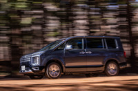 「デリカD：5」は、ミニバンとSUVのクロスオーバーともいうべき存在。185mmという最低地上高により、他のミニバンが躊躇（ちゅうちょ）するような未舗装路へも臆することなく進んでいける。