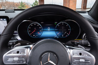 メーターパネルには12.3インチサイズの液晶パネルが用いられる。最新のメルセデス各車で一般的となった液晶ディスプレイが2枚並べて配置されるデザインを見慣れた今では、少し古く感じてしまうかもしれない。