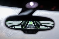 リアビューミラーを通して後方を見ると、専用デザインの着脱式エンジンフードが後方視界をふさいでしまっていることが分かる。高速走行時は、安全に留意せねばならない。