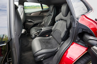 リアシートは左右独立式の2座。個別にリクライニングなどの調整が可能で、ヒーター／ベンチレーション機能なども用意されている。